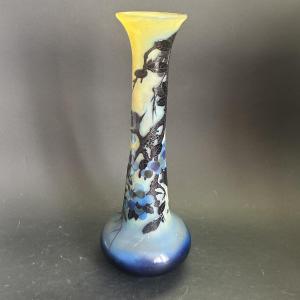 Emile Gallé (1846-1904), Vase à haut col multicouche à décor de branches de pruniers