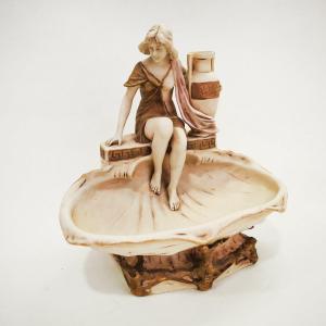 Royal Dux Bohemia – Alois Hampel – Coupe Art nouveau à la jeune femme et à l’amphore, vers 1900