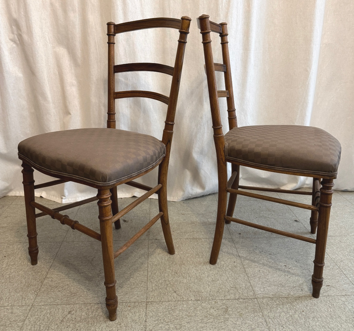 paire de chaises en noyer