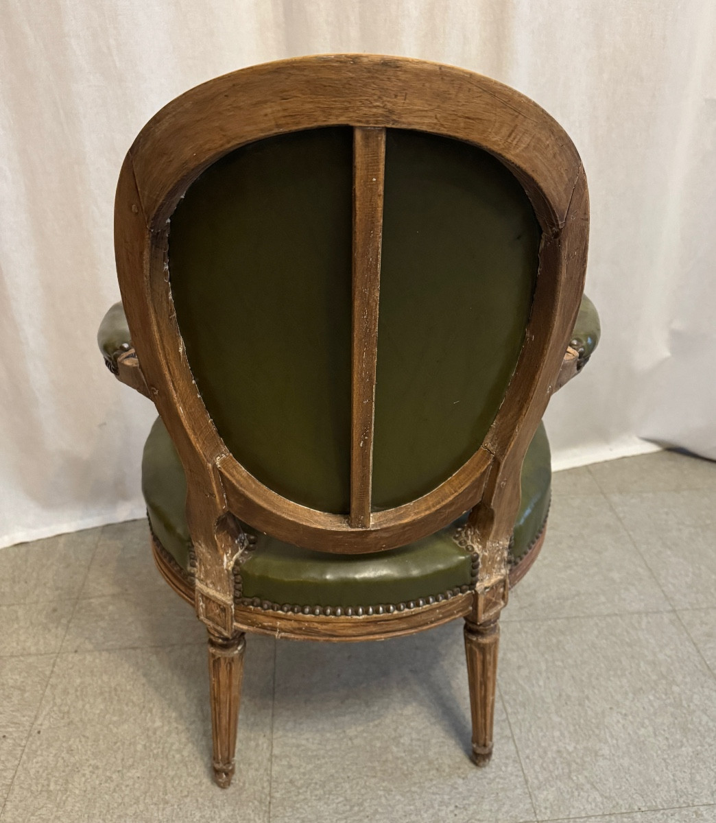 Fauteuil médaillon en cuir-photo-6