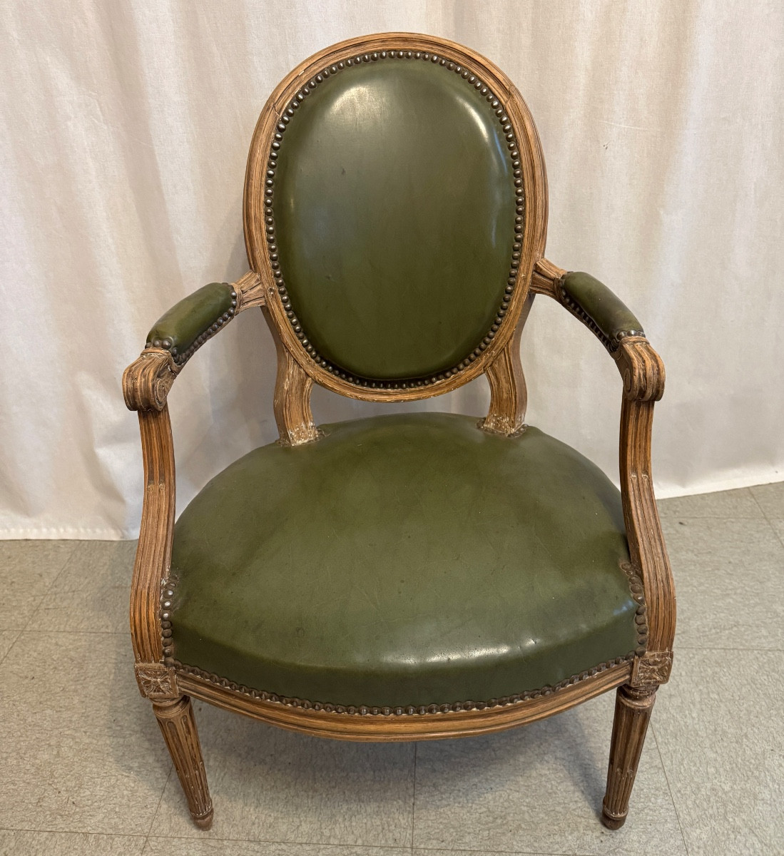 Fauteuil médaillon en cuir-photo-7