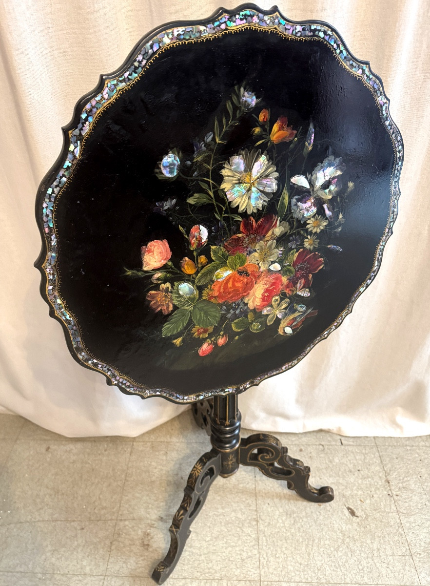 Guéridon chantourné laqué nacré d’époque Napoléon III