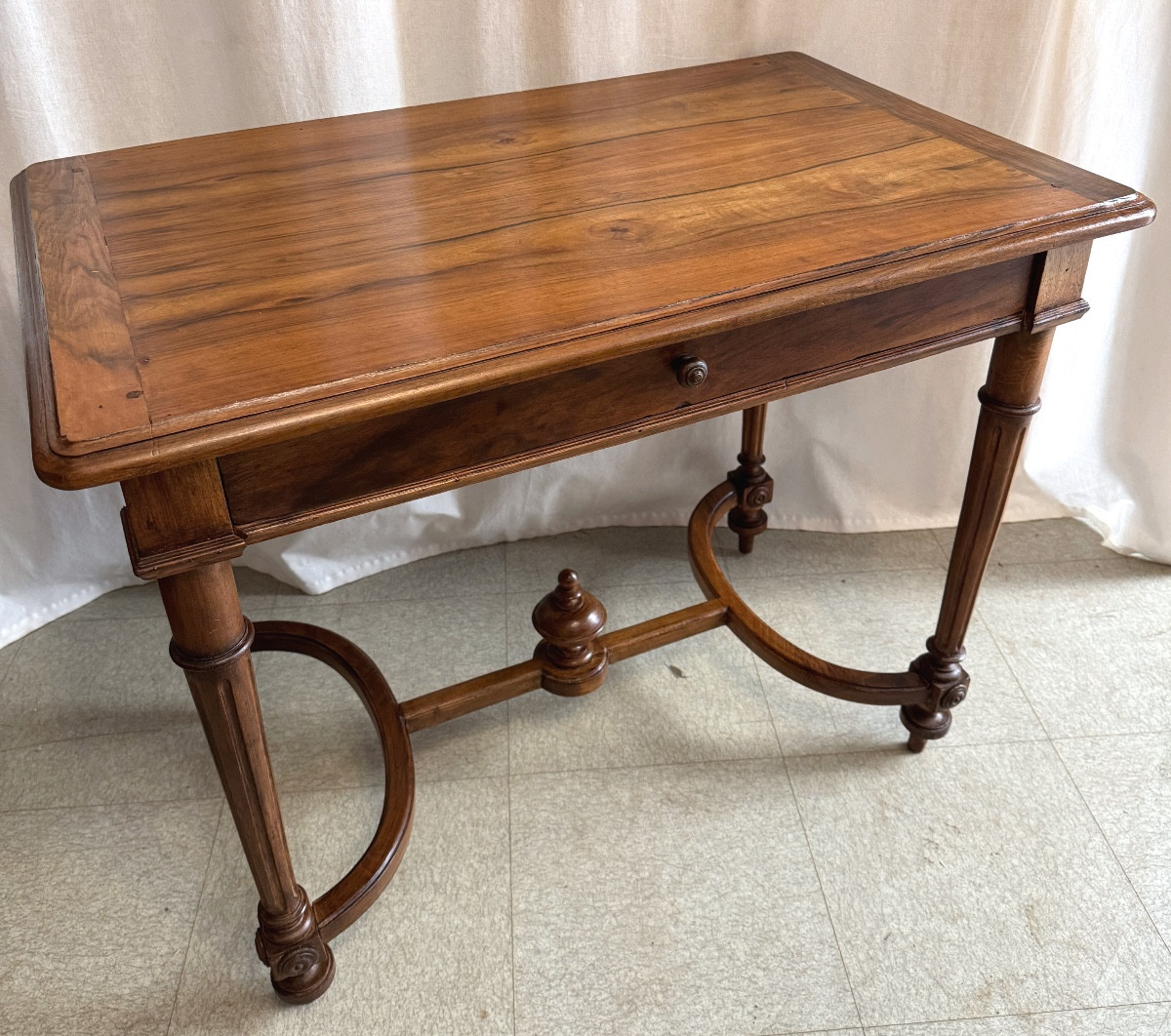 Bureau Louis XIII à entrejambe en « X »