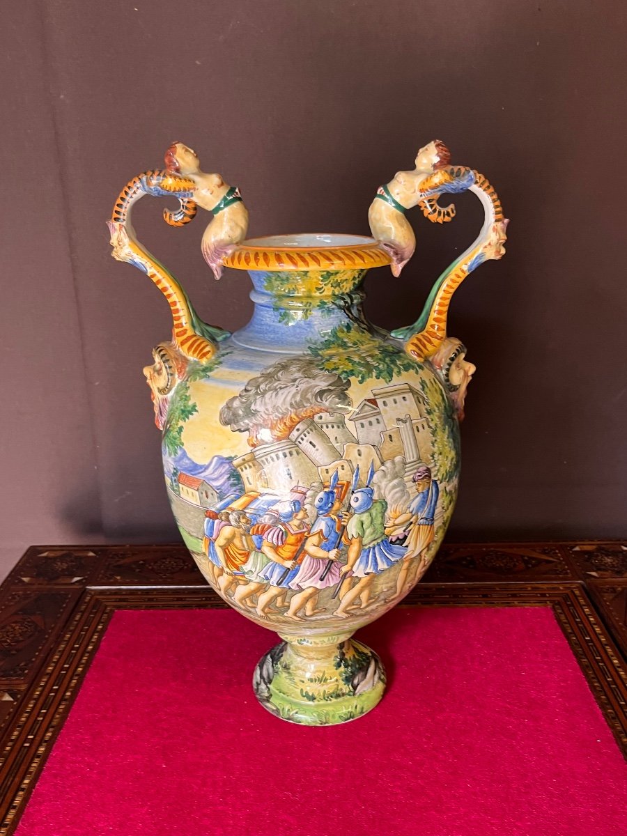 Vase Majolique à Décor De Scène De Bataille 