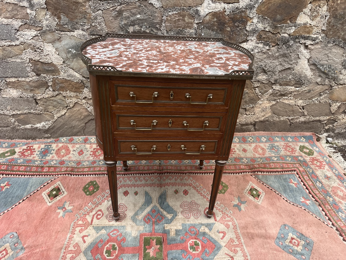 Petite commode de style Louis XVI 