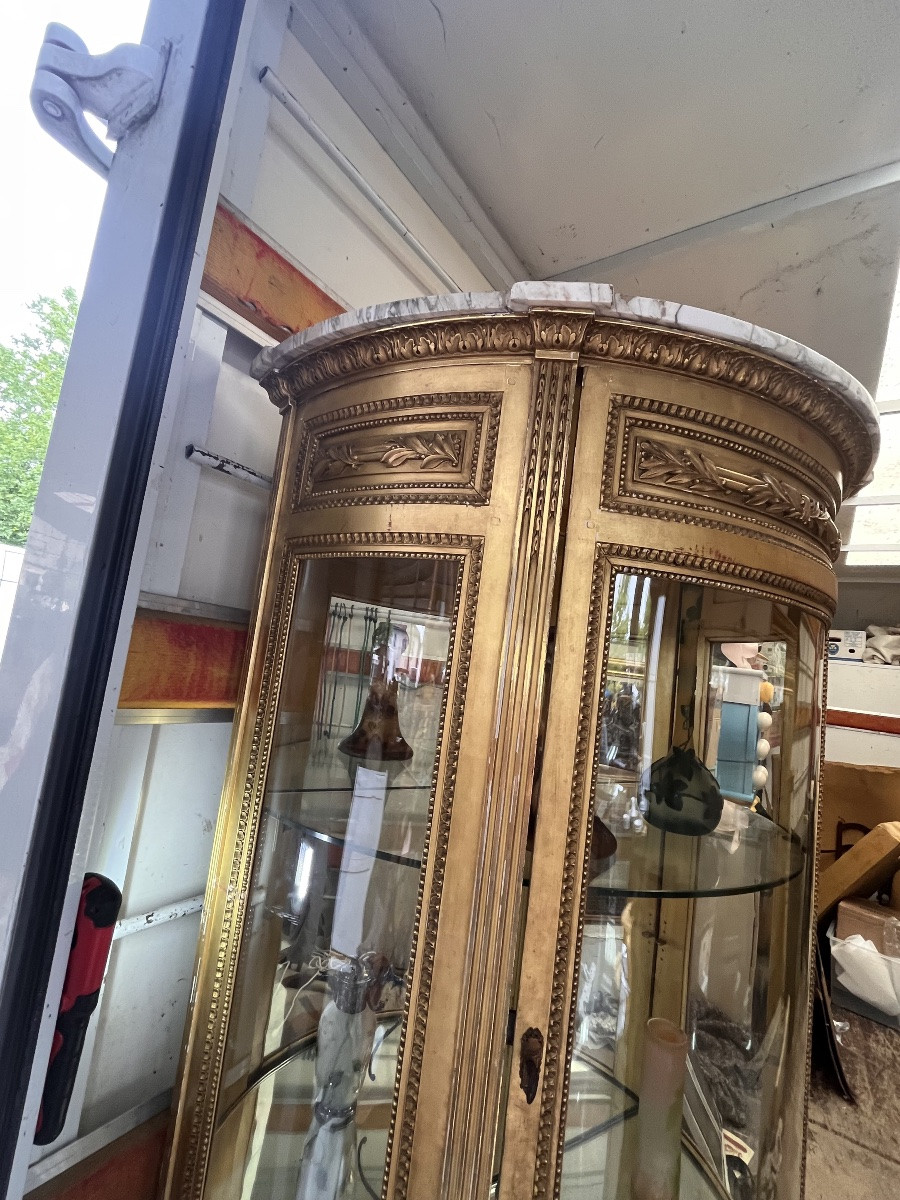 Vitrine en bois dorée de style Louis XVI -photo-1