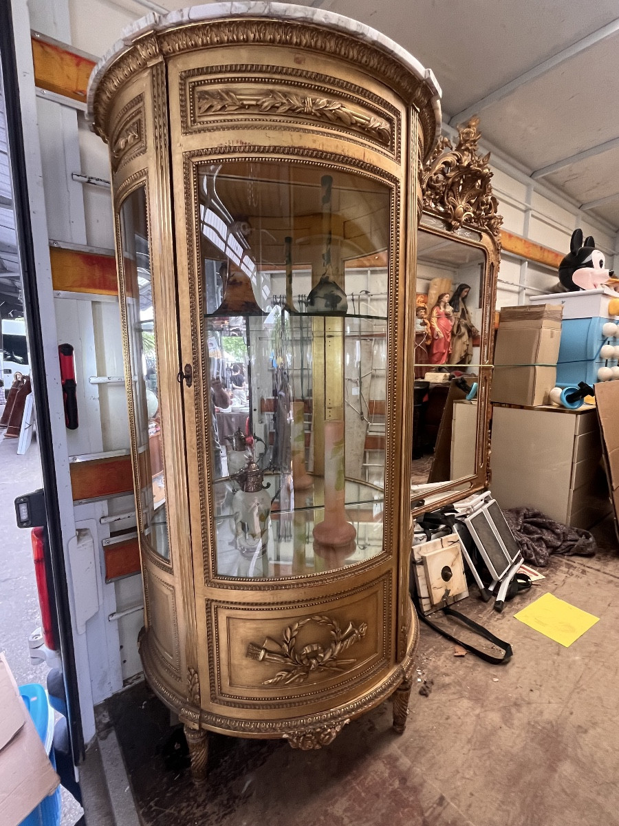 Vitrine en bois dorée de style Louis XVI 