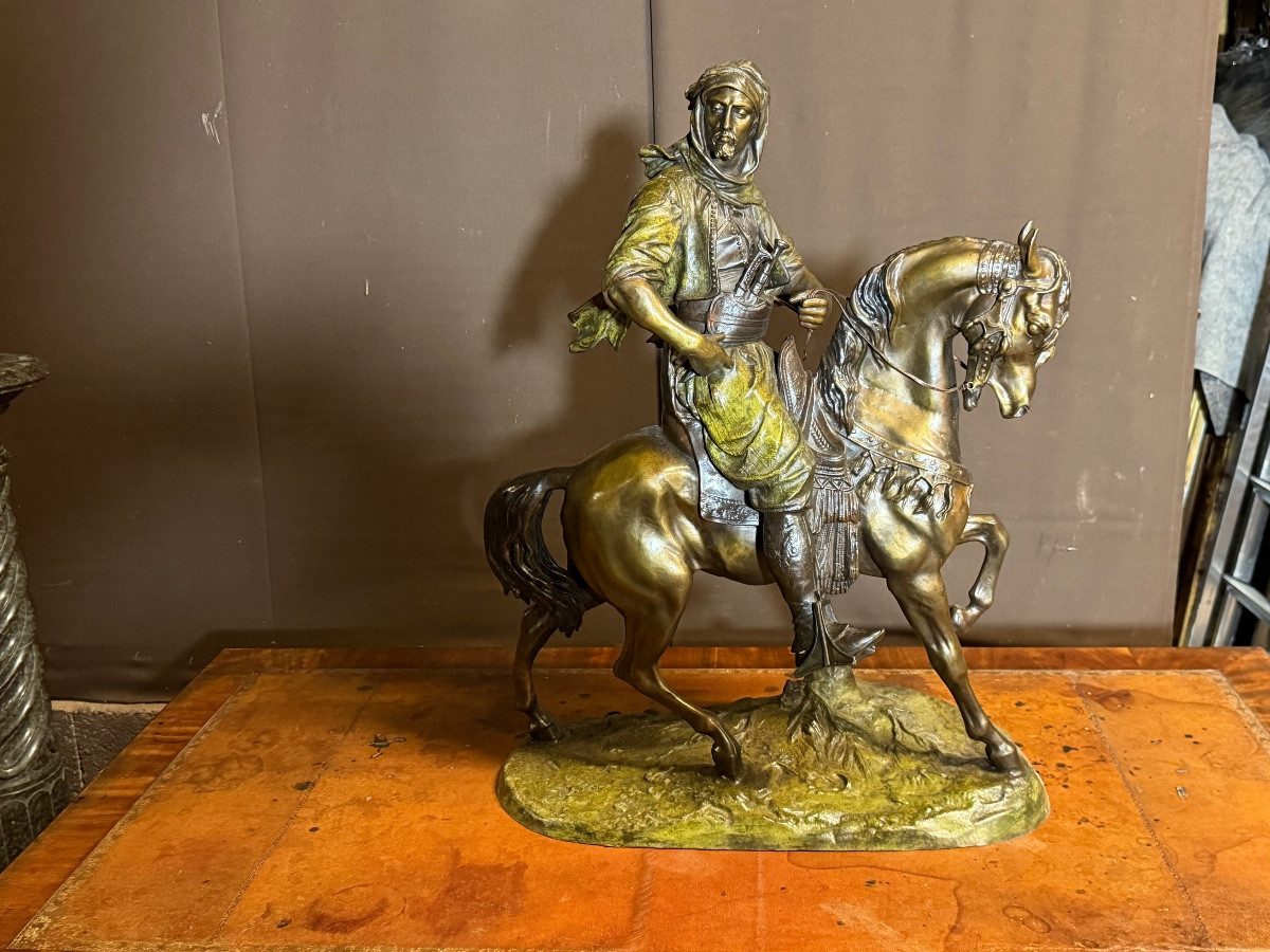Important bronze cavalier arabe retour de chasse (70/55 cm)