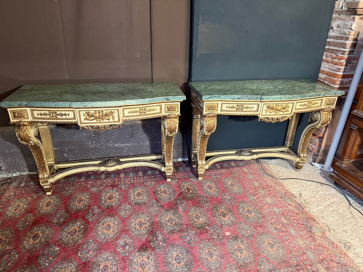 Paire de consoles de style Louis XVI 