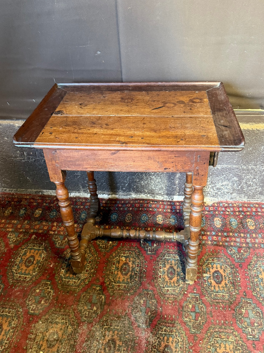 Petite table d’époque Louis XIII à plateau cabaret 