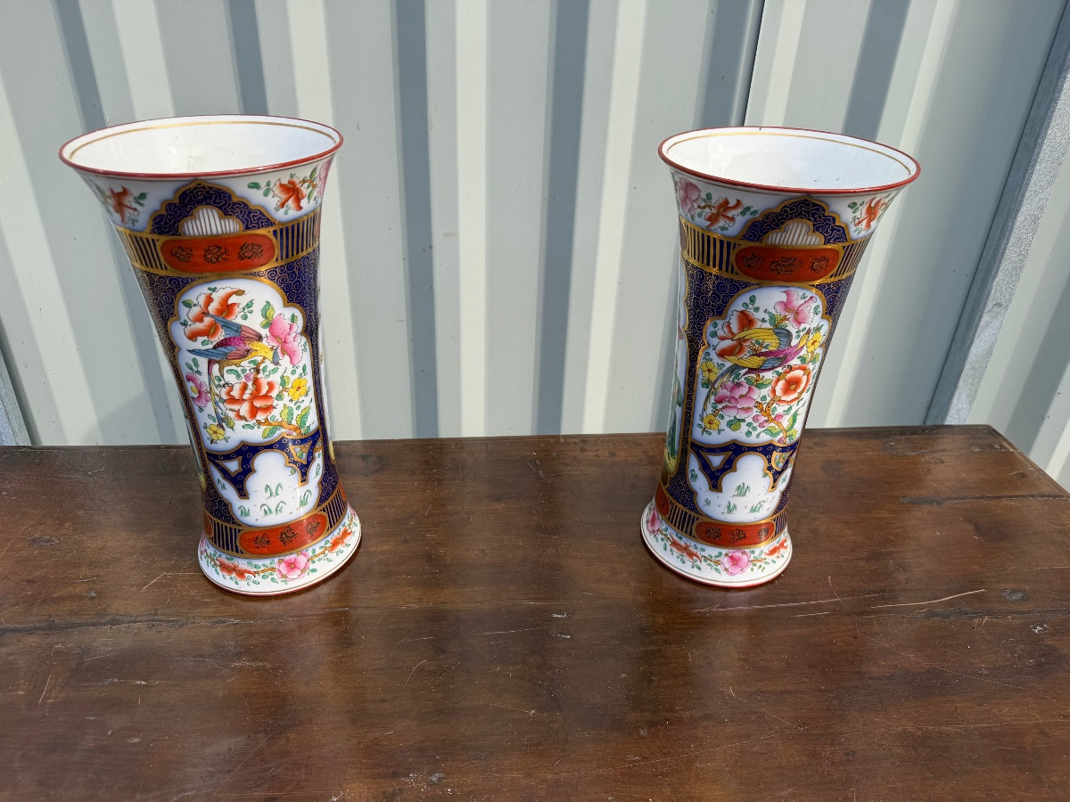 Paire de vases en porcelaine de bayeux décor aux chinois 