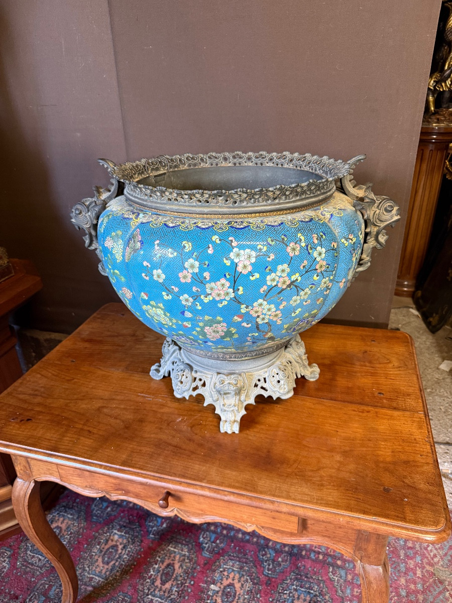 Important cache pas en bronze cloisonné 