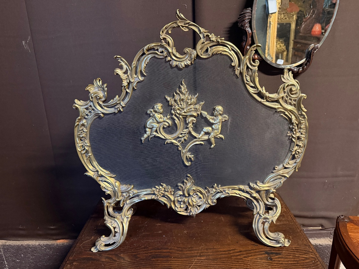 Pare étincelle en bronze doré à décor de chérubins 