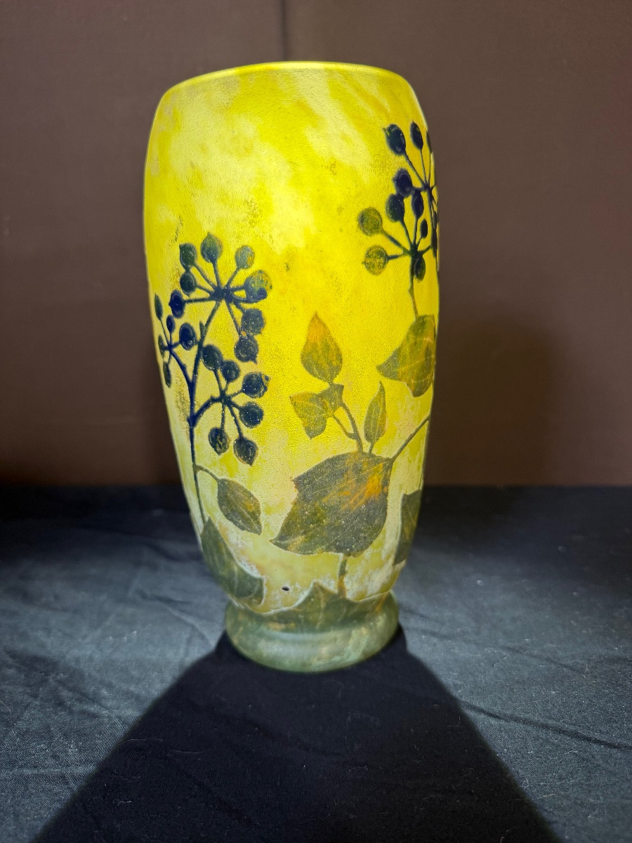 Vase Daum Nancy en verre gravé multicouche 