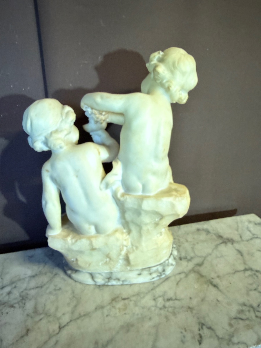 PUGI, GUGLIELMO (1850-1915). "DEUX AMOURS À LA GRAPPE DE RAISINS", SCULPTURE EN ALBÂTRE XIXE -photo-3
