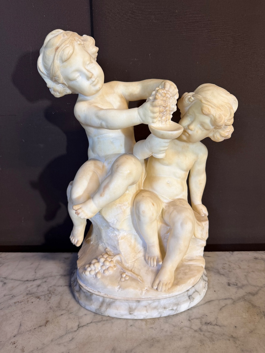 PUGI, GUGLIELMO (1850-1915). "DEUX AMOURS À LA GRAPPE DE RAISINS", SCULPTURE EN ALBÂTRE XIXE 
