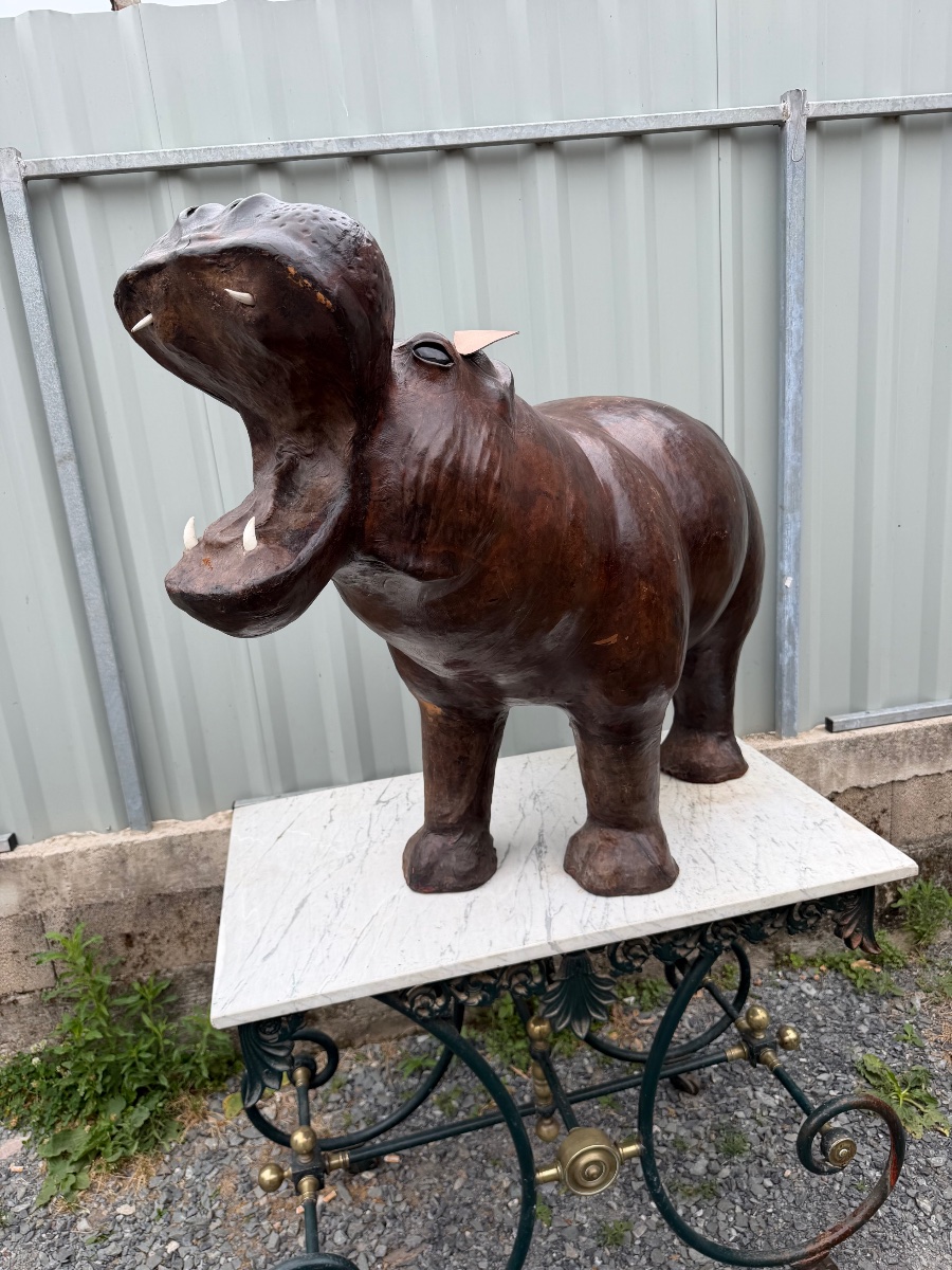 Important hippopotame en cuir début XXe -photo-1