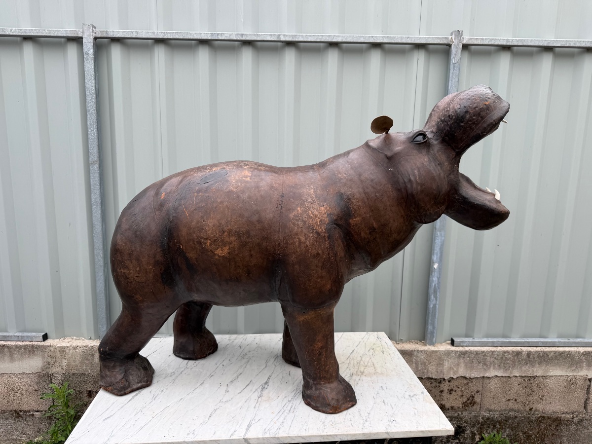 Important hippopotame en cuir début XXe 