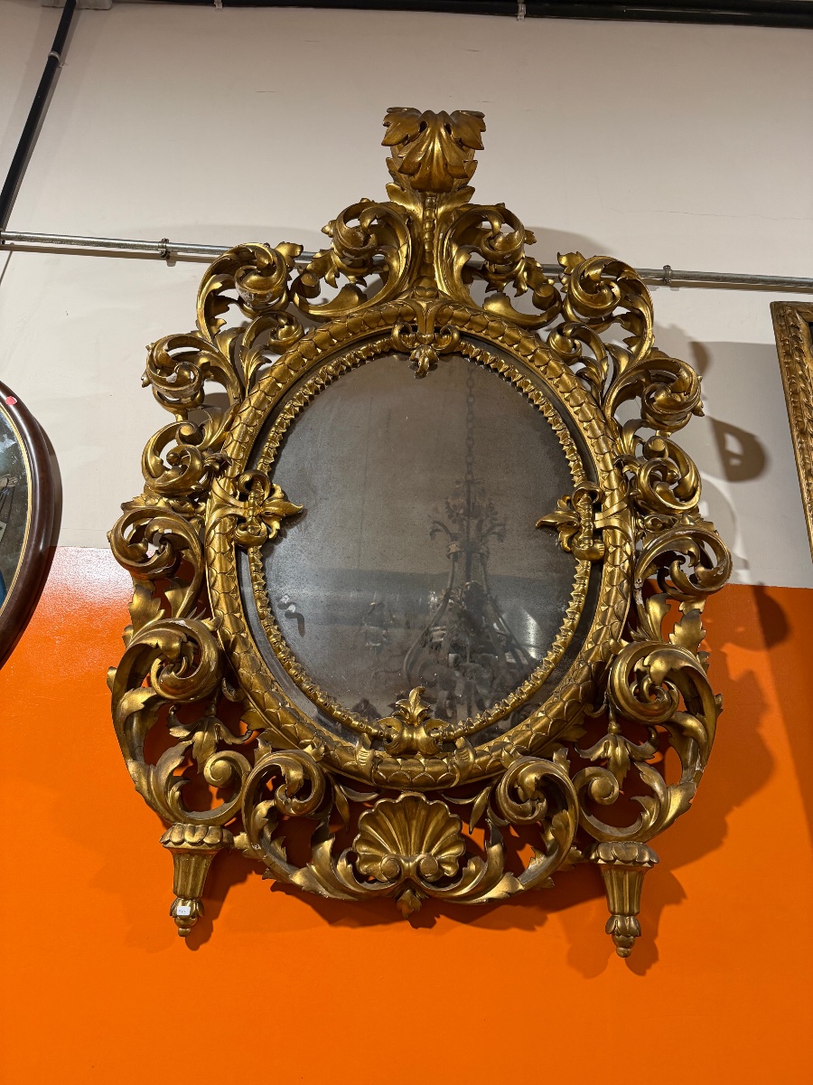 Miroir italien en bois doré et sculpté 