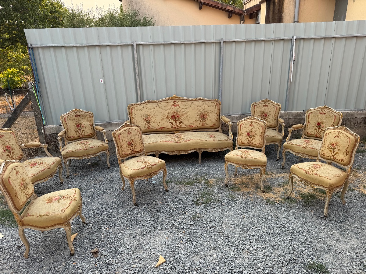 Important salon recouvert de tapisserie d’Aubusson composé de quatre fauteuils un canapé et qua-photo-2