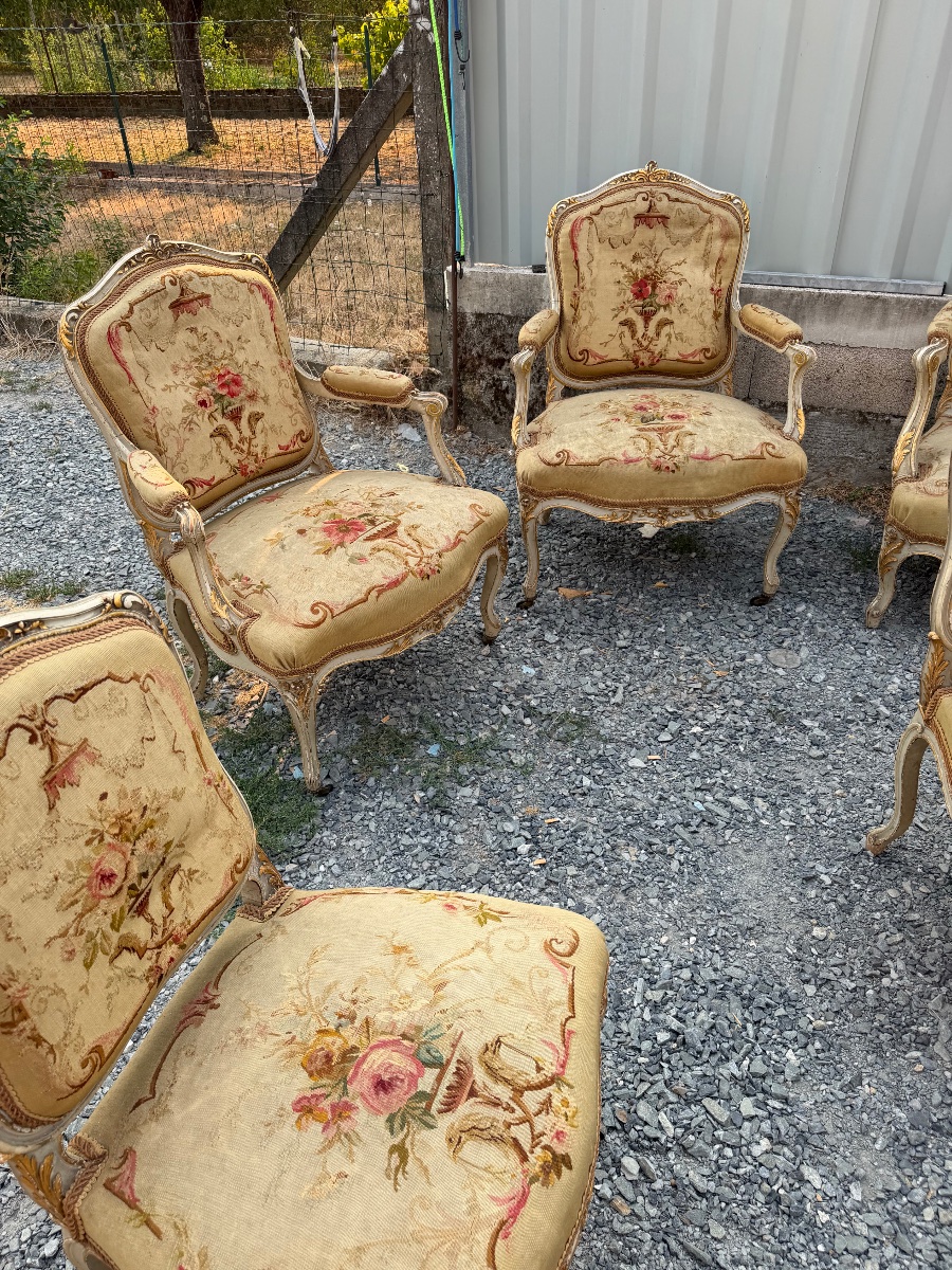 Important salon recouvert de tapisserie d’Aubusson composé de quatre fauteuils un canapé et qua-photo-4