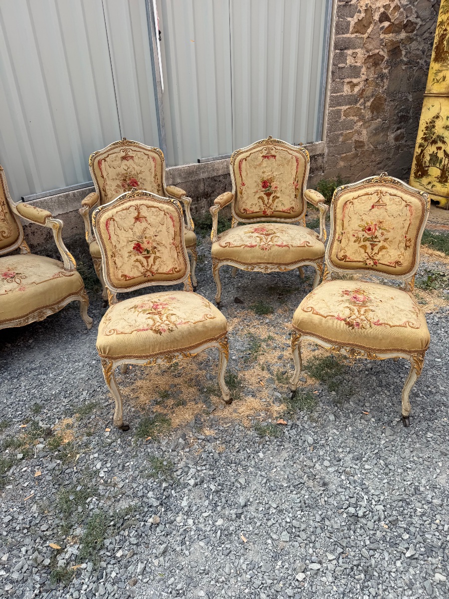 Important salon recouvert de tapisserie d’Aubusson composé de quatre fauteuils un canapé et qua-photo-2