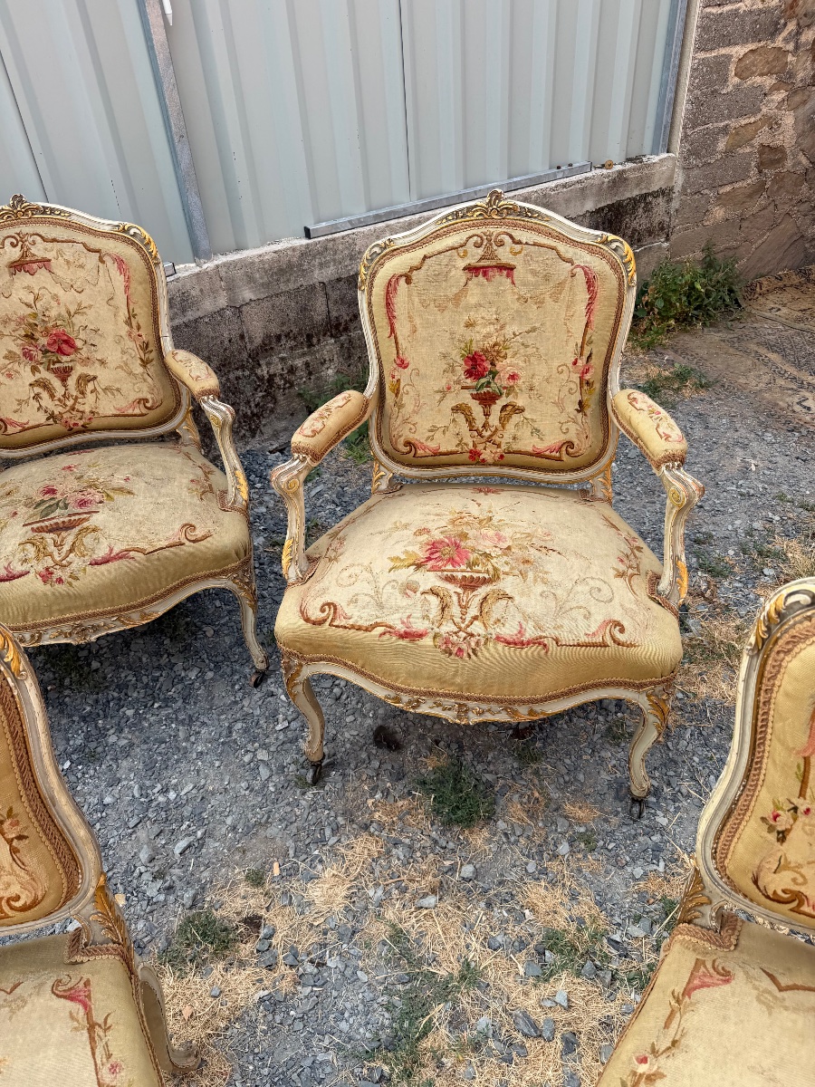 Important salon recouvert de tapisserie d’Aubusson composé de quatre fauteuils un canapé et qua-photo-3