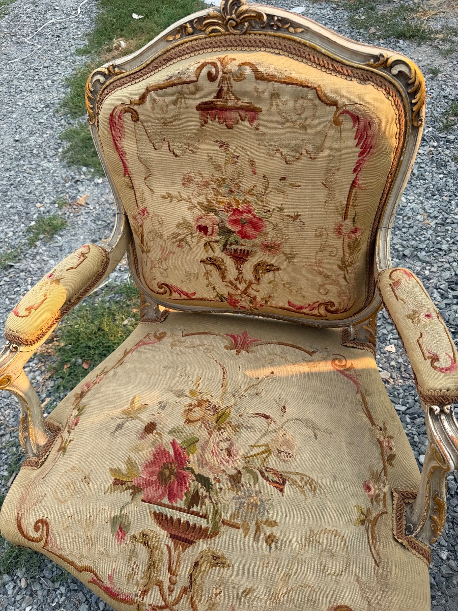 Important salon recouvert de tapisserie d’Aubusson composé de quatre fauteuils un canapé et qua-photo-7