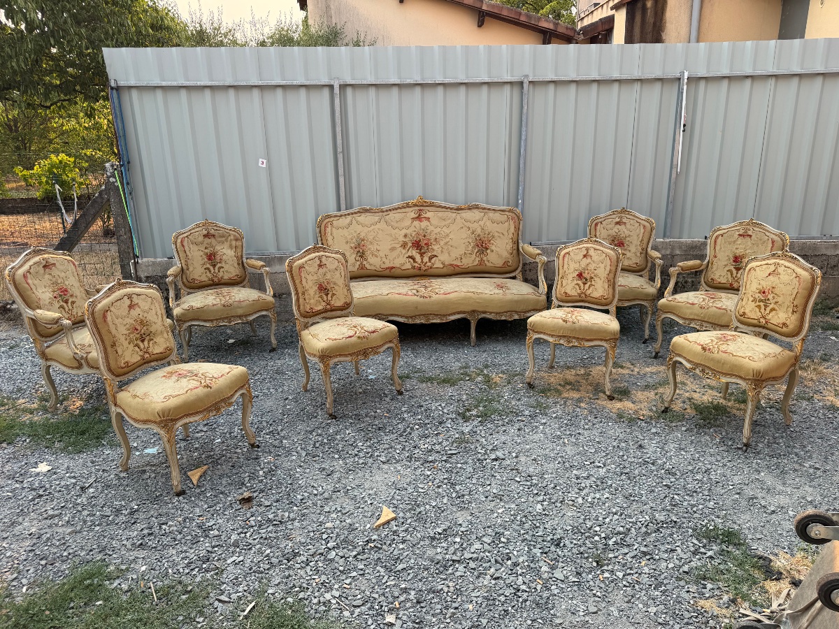 Important salon recouvert de tapisserie d’Aubusson composé de quatre fauteuils un canapé et qua