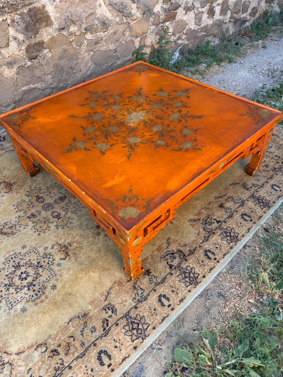 Table basse en laque de chine à décor chinoisant 