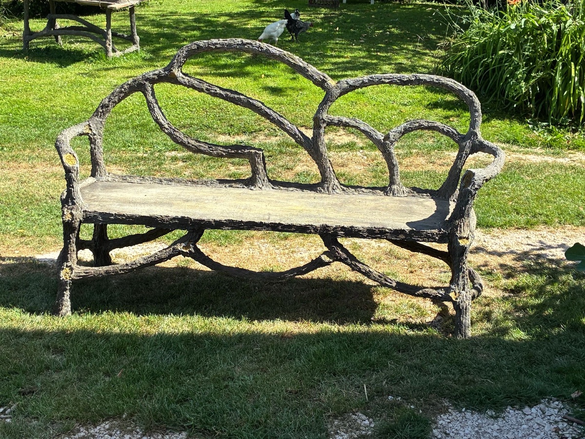 Important banc de jardin en ciment faux bois 