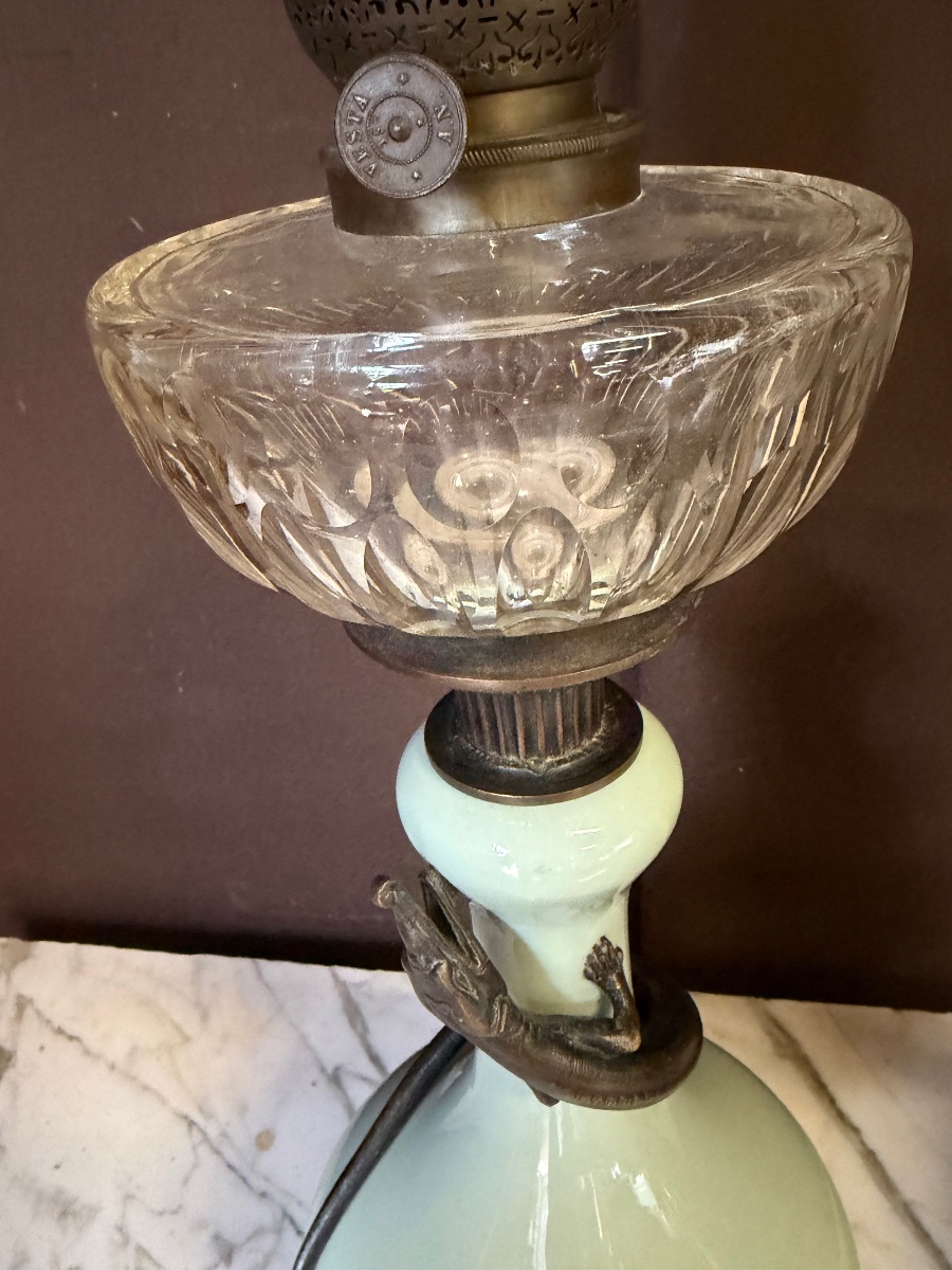 Paire de lampes à pétrole vert céladons ornées de lézards en bronze -photo-2