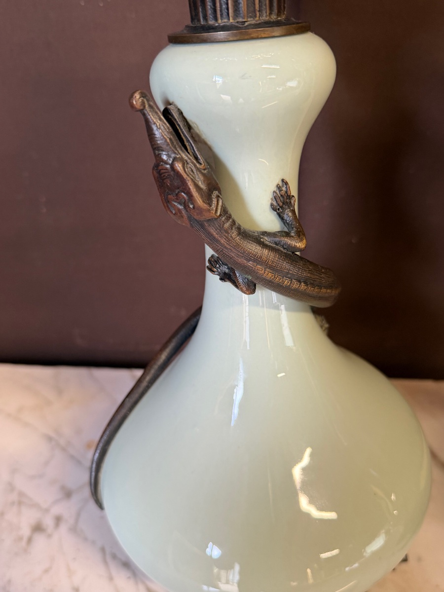 Paire de lampes à pétrole vert céladons ornées de lézards en bronze -photo-3