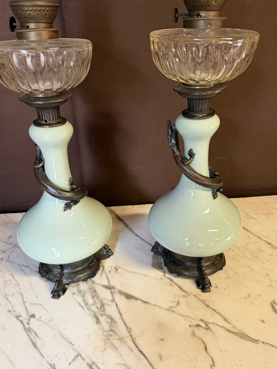 Paire de lampes à pétrole vert céladons ornées de lézards en bronze -photo-1