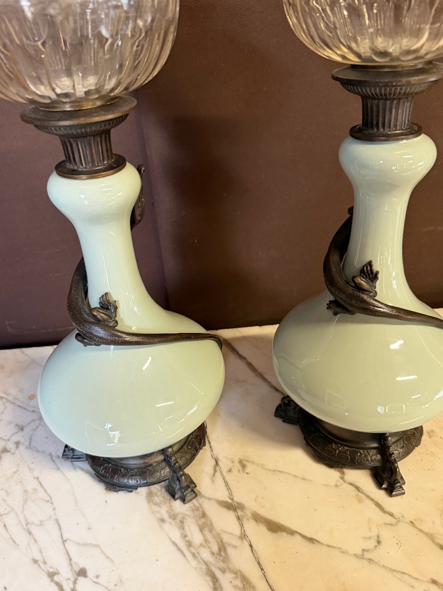 Paire de lampes à pétrole vert céladons ornées de lézards en bronze -photo-2