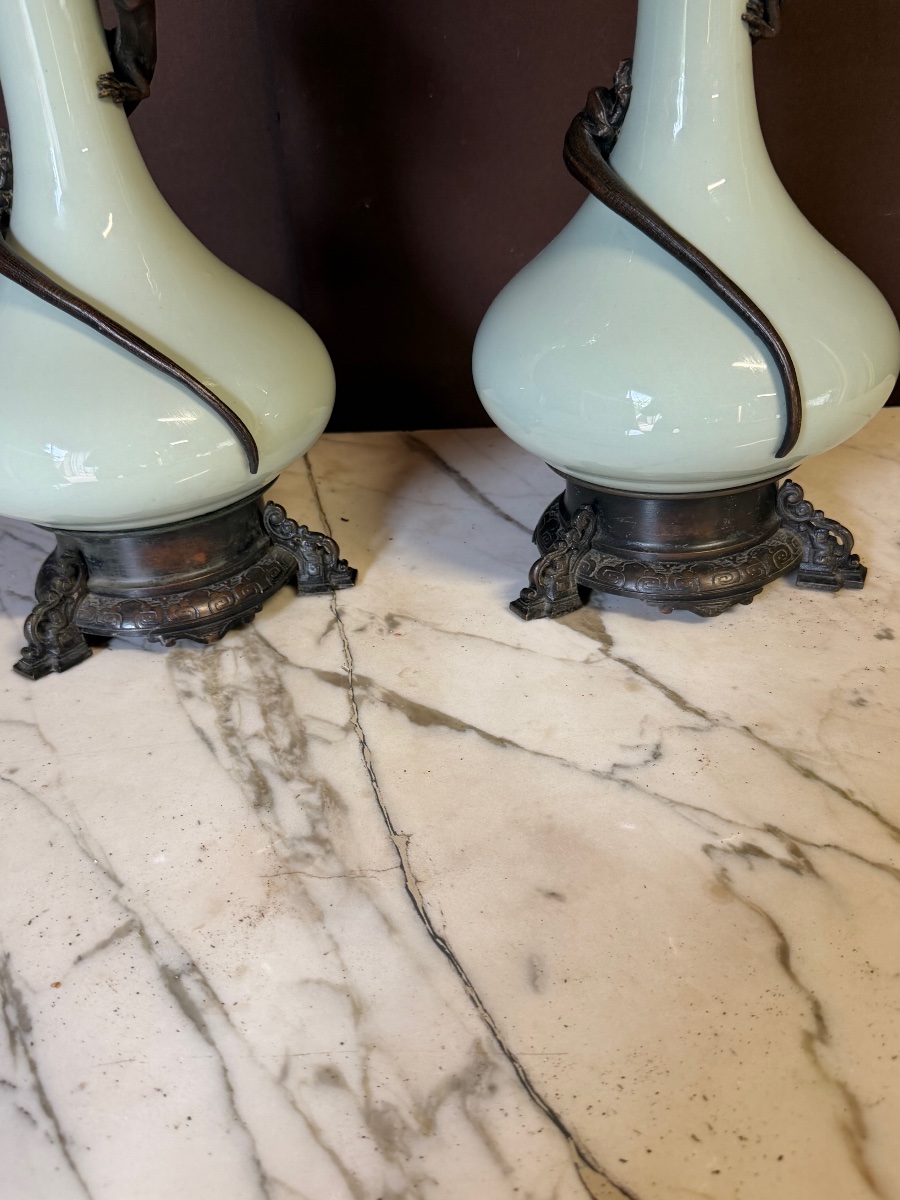 Paire de lampes à pétrole vert céladons ornées de lézards en bronze -photo-3