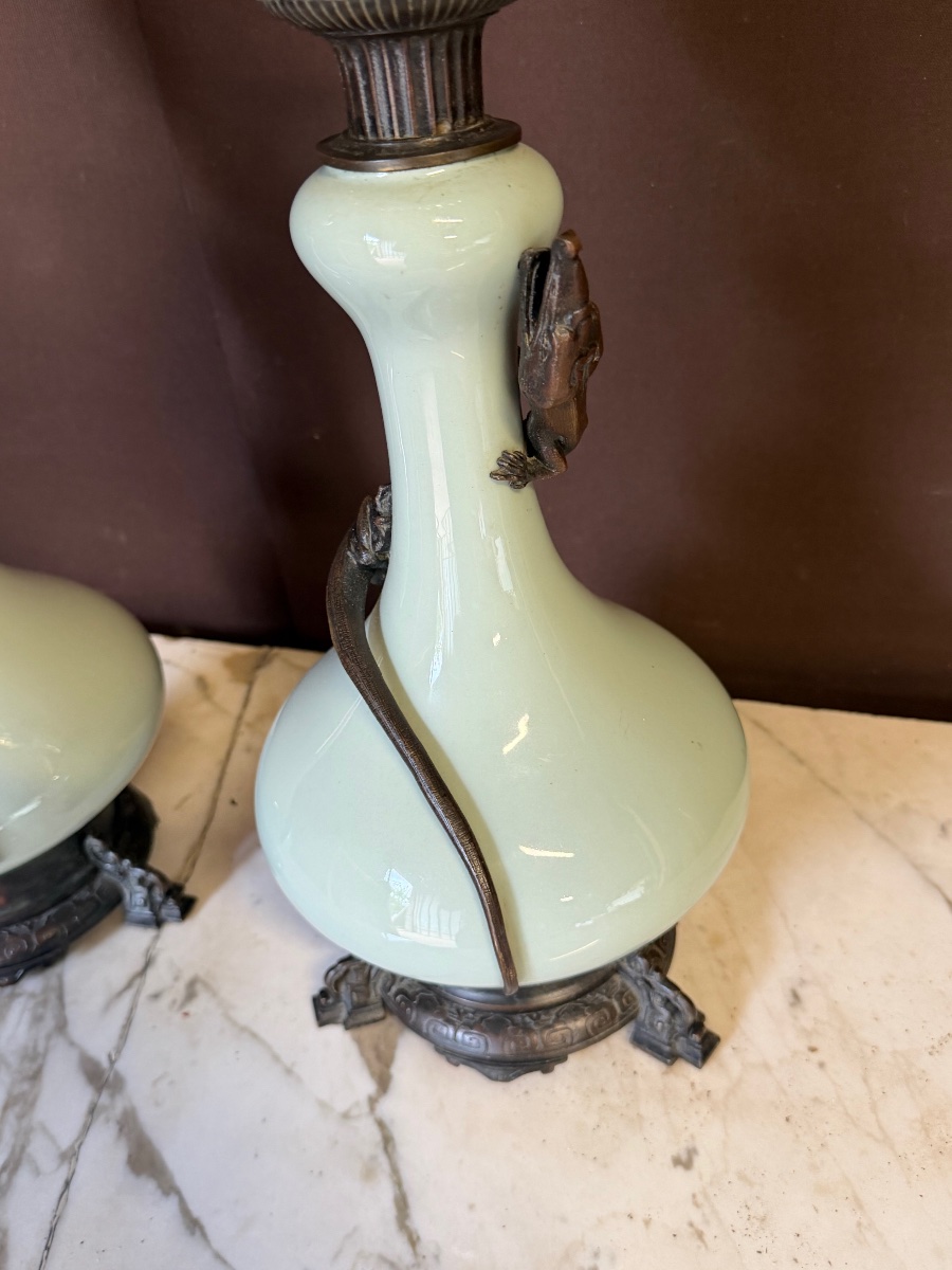 Paire de lampes à pétrole vert céladons ornées de lézards en bronze -photo-5