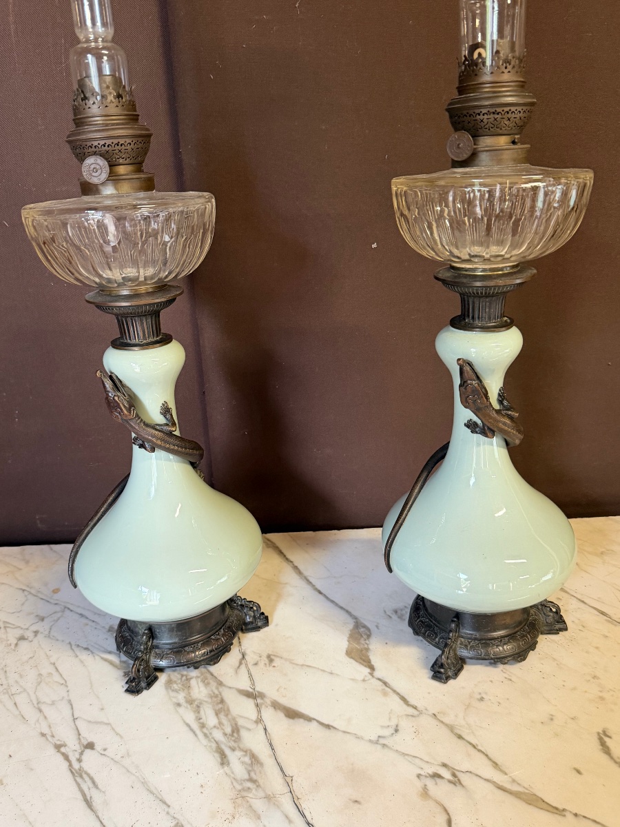 Paire de lampes à pétrole vert céladons ornées de lézards en bronze 