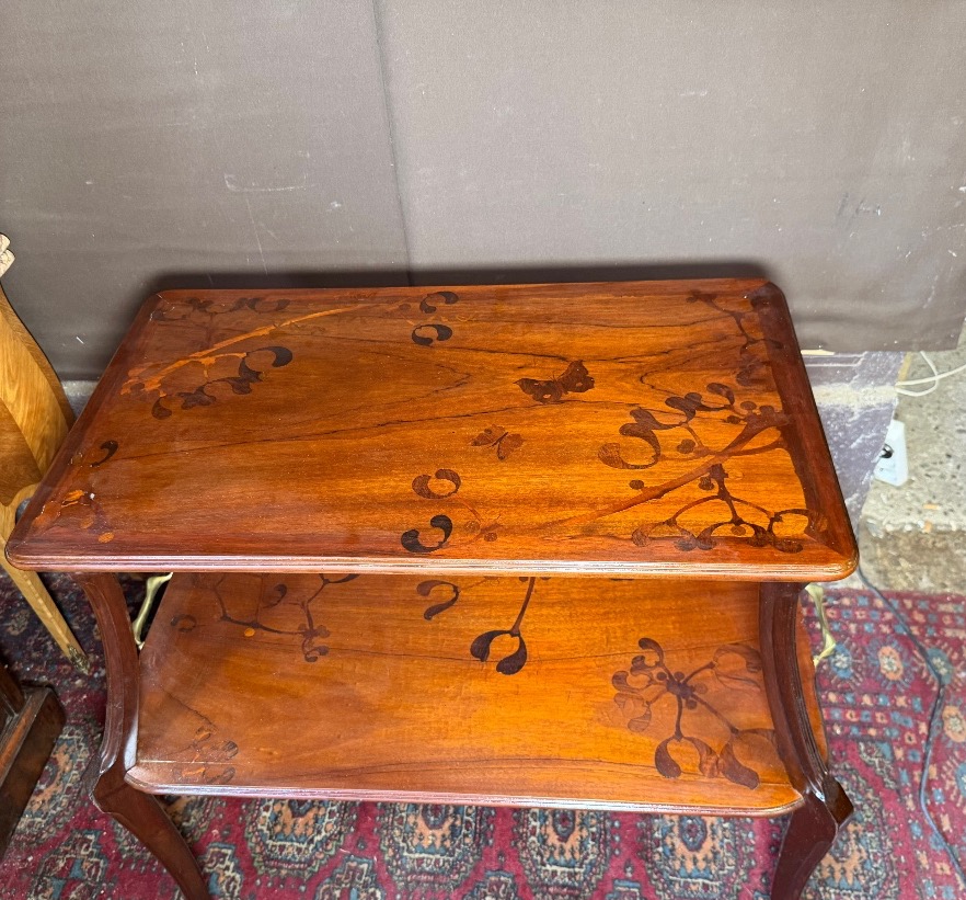 table à thé Art nouveau de Louis Majorelle (1859-1926), intitulée « Au gui l'an neuf