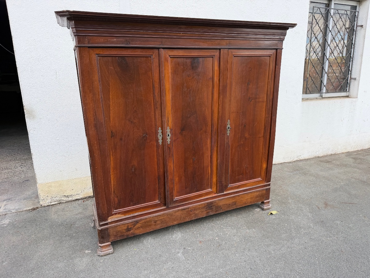 Petite armoire trois porte en noyer XIXe 