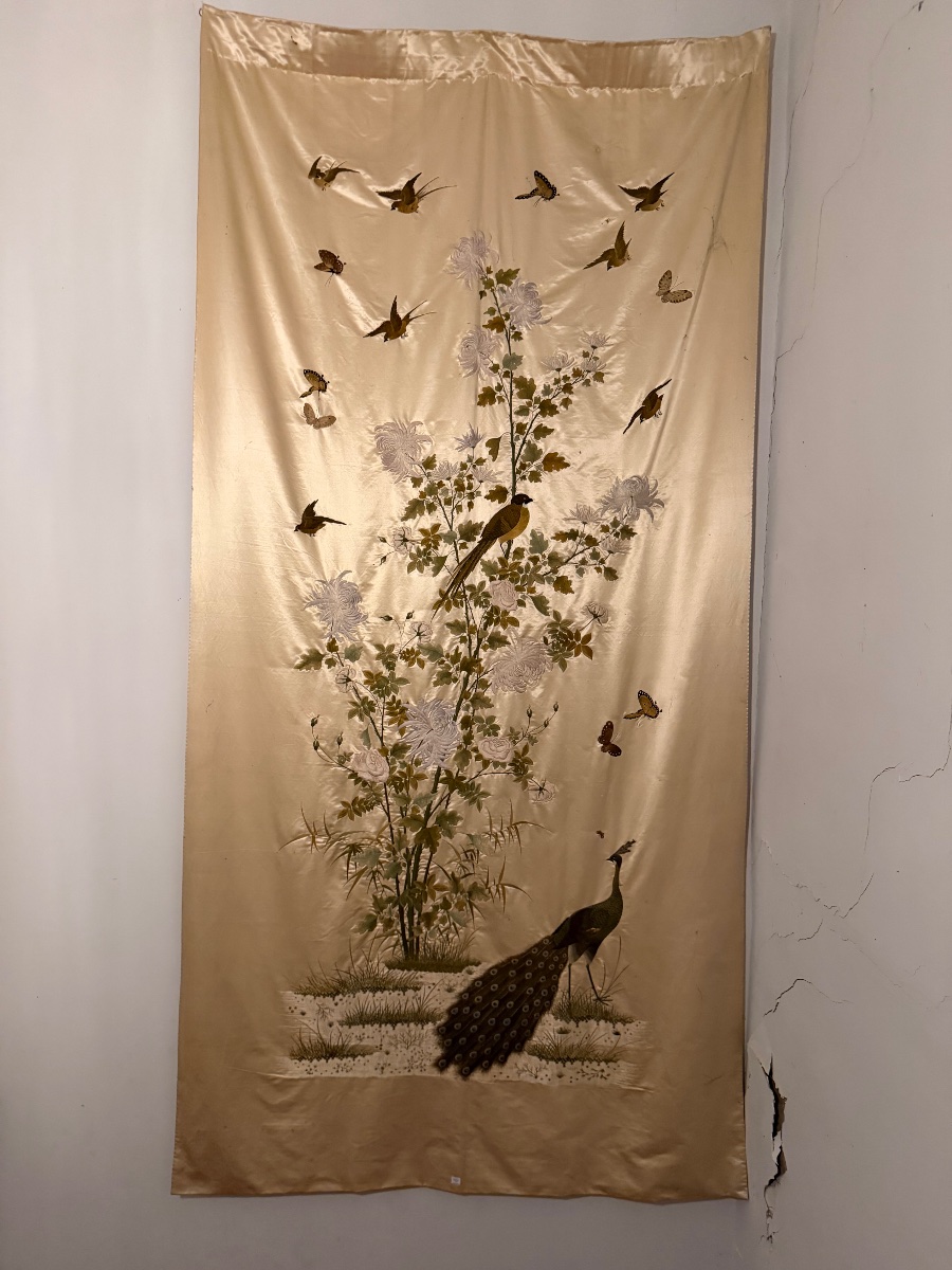 Important panneau de soie brodé (275/138cm)