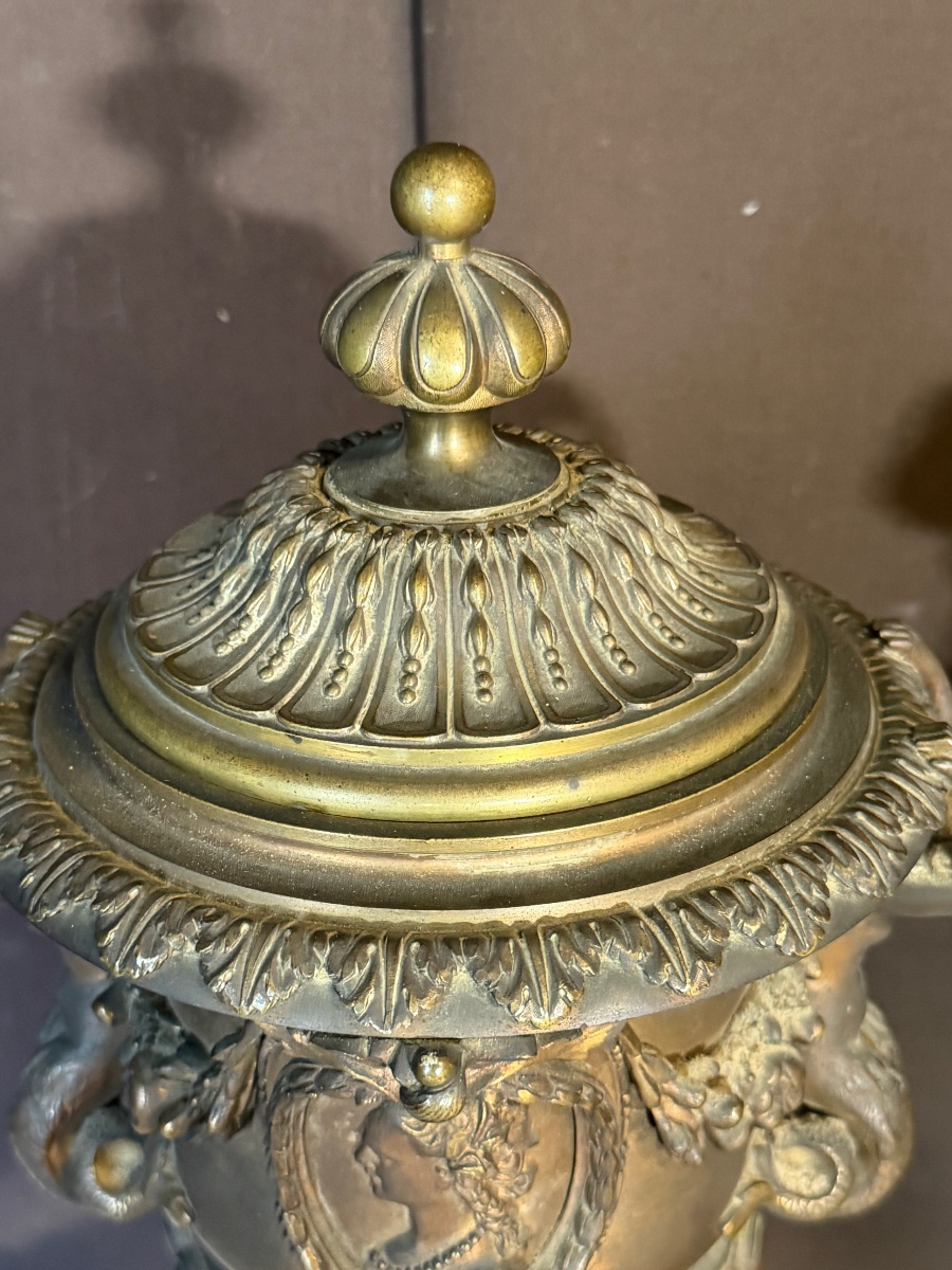 Paire de pots couverts en bronze -photo-3