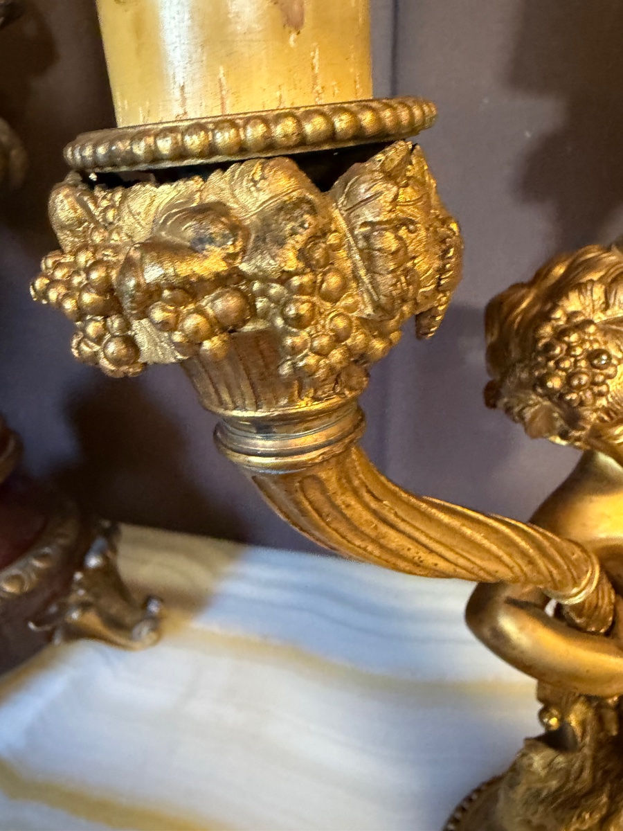Paire de candélabres en bronze à décor de bacchus -photo-1