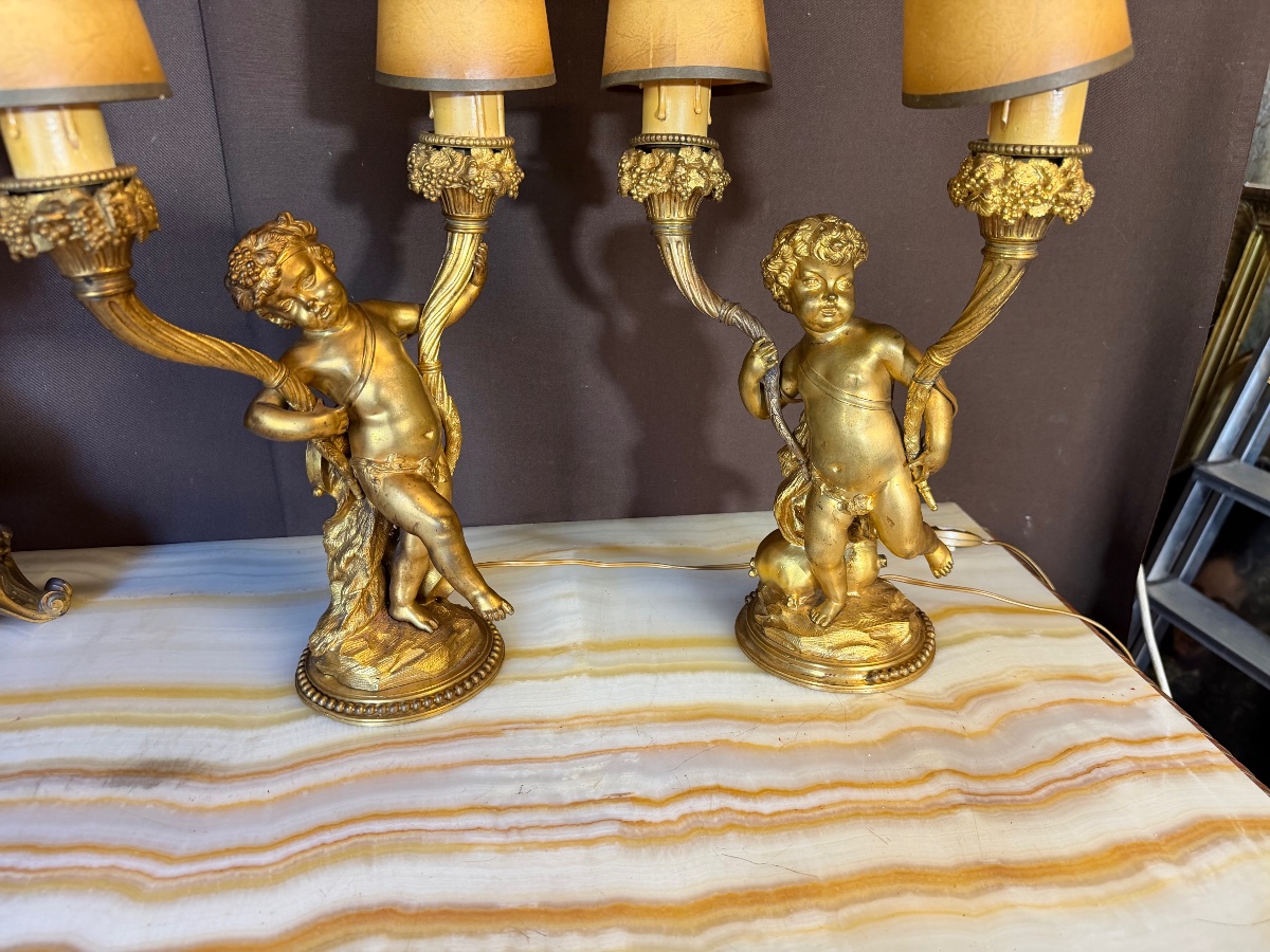 Paire de candélabres en bronze à décor de bacchus 