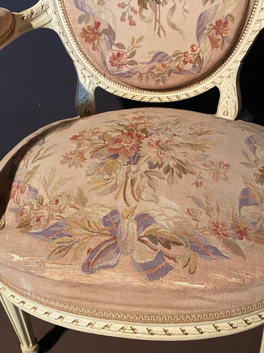 Paire De Fauteuils Médaillons De Style Louis XVI Recouvert De Tapisserie D’aubusson-photo-3