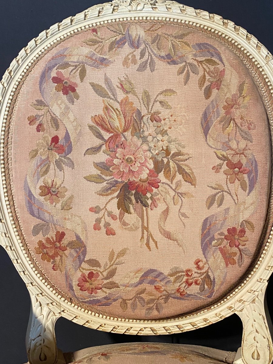 Paire De Fauteuils Médaillons De Style Louis XVI Recouvert De Tapisserie D’aubusson-photo-1