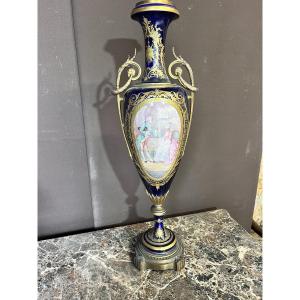 Important vase Sèvres à restaurer (ht:71cm)