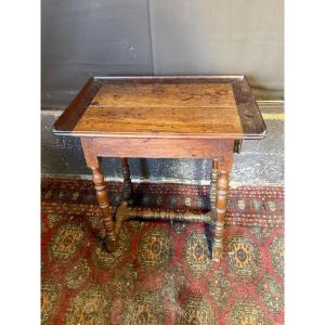 Petite table d’époque Louis XIII à plateau cabaret 
