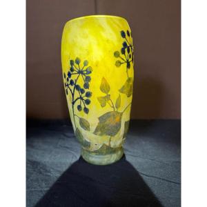 Vase Daum Nancy en verre gravé multicouche 