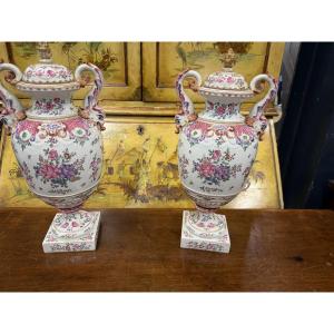 Paire de potiches couvertes de la maison Samson 